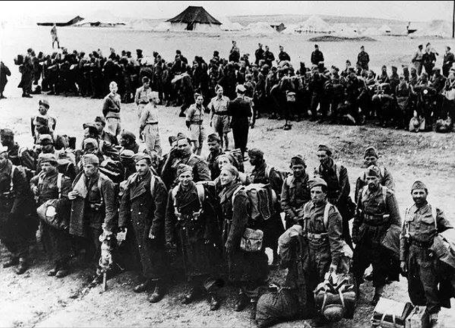 Polish troops arriving on the beach at Pahlevi in 1942.